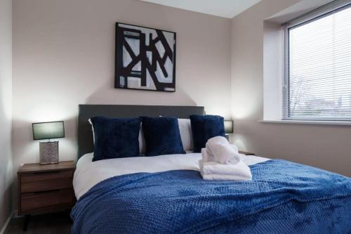 Un pat sau paturi într-o cameră la A Modern and Bright 1 Bed Apartment in Manchester