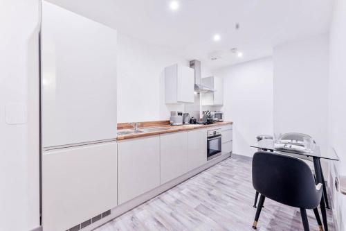 Una cocina o zona de cocina en Modern 1 Bed Apartment in Central Wolverhampton