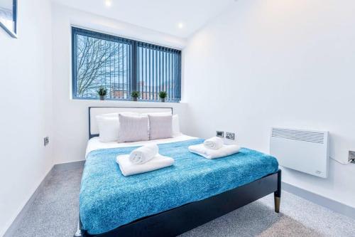 een slaapkamer met een bed met twee handdoeken erop bij Contemporary 1 Bed Apartment in Central Wolverhampton in Wolverhampton