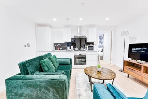 a living room with a green couch and a table at Cosy 1 Bedroom Apartment in Burton-on-Trent in Burton upon Trent