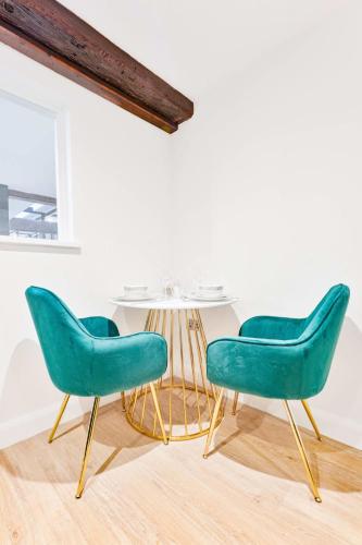 two green chairs sitting next to a table at Cosy 1 Bedroom Apartment in Burton-on-Trent in Burton upon Trent