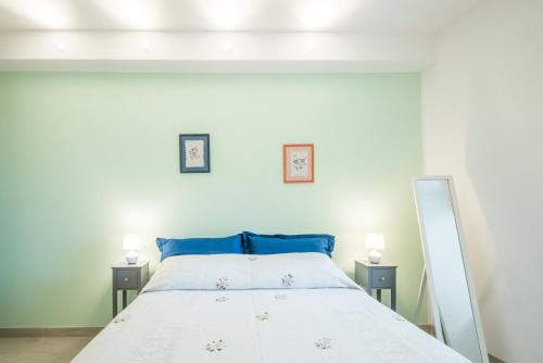 een slaapkamer met een bed met blauwe kussens bij Casa nel cuore di Radicondoli in Radicondoli