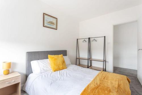 Кровать или кровати в номере Modern 2 Bedroom Apartment in Central Bradford
