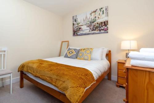 a bedroom with a bed and a desk with a lamp at Modern 2 Bed Attic Apartment in Brixton in London