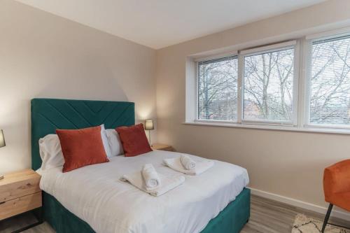 - une chambre avec un lit et des serviettes dans l'établissement Fantastic 1 Bed Flat Manchester - Sleeps 3, à Manchester