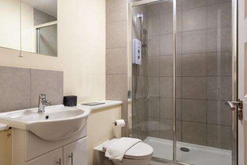 y baño con ducha, lavabo y aseo. en Characterful 2 Bedroom Apartment in Brixton, en Londres