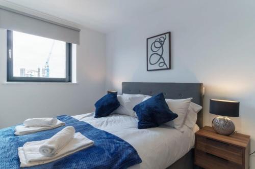 1 dormitorio con 1 cama con toallas en Stunning 2 Bed Apartment in Salford with Views, en Mánchester