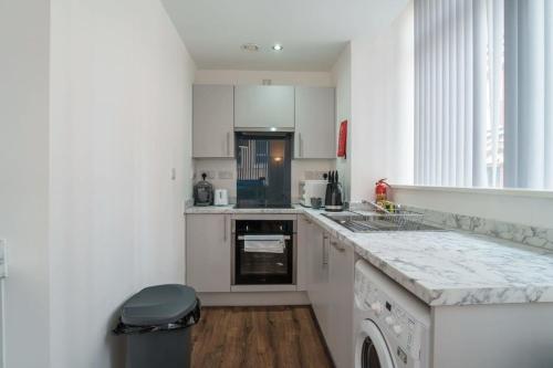 Dapur atau dapur kecil di Modern Studio Apartment in Central Liverpool