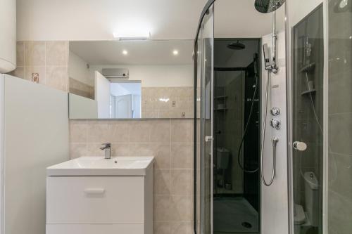 W łazience znajduje się umywalka i prysznic. w obiekcie Superbe maison de ville avec jardin w mieście Montrouge