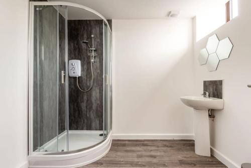 een badkamer met een douche en een wastafel bij Modern 1 Bed Apartment in Central Retford in Retford