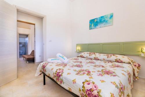 Villetta Gioia في توري سودا: غرفة نوم مع سرير مع لحاف متهالك