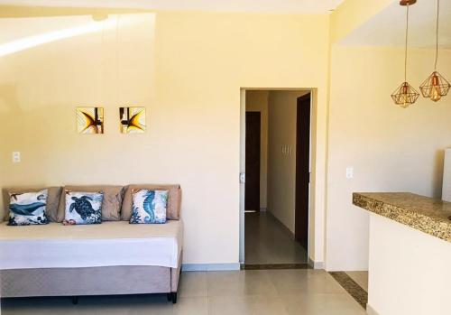 een slaapkamer met een bed in een kamer bij Villa Tartarugas 2 - Casa Luxo e Conforto - 50m da Praia de Guriri in São Mateus