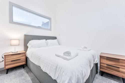 um quarto com uma cama grande e uma janela em Modern and Bright 1 Bed Apartment Dudley em Brierley Hill