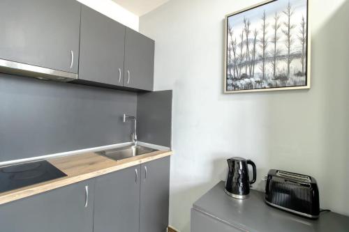 サンダーランドにあるCharming Budget Studio in Central Sunderlandのシンクとカウンタートップのあるキッチン