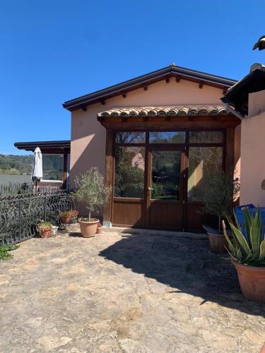 a house with a wooden door and a patio at Villa Clementine in Piazza Armerina