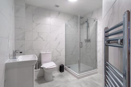 a bathroom with a shower and a toilet and a sink at Modern 2 Bedroom Apartment in Liverpool in Liverpool