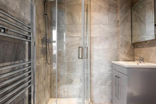 La salle de bains est pourvue d'une douche et d'un lavabo. dans l'établissement Modern and Cosy Budget Studio in Central Doncaster, à Doncaster