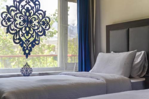 Un pat sau paturi într-o cameră la Kallisto Hotel