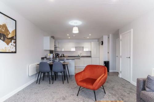 Kuchyň nebo kuchyňský kout v ubytování Modern Convenient 2 Bedroom Apartment in Liverpool