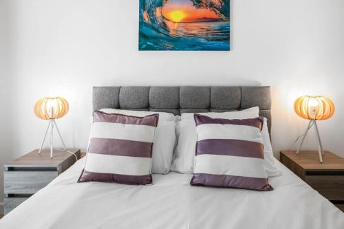 1 dormitorio con 1 cama con 2 lámparas en Contemporary 1 Bedroom Apartment in Central Woking, en Woking