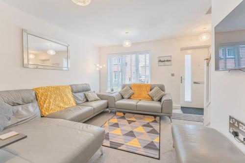 a living room with two couches and a rug at Modern 1 Bedroom House in Burton-on-Trent in Burton upon Trent