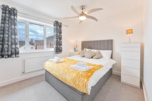 a bedroom with a bed and a window at Modern 1 Bedroom House in Burton-on-Trent in Burton upon Trent