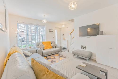 a living room with a couch and a tv at Modern 1 Bedroom House in Burton-on-Trent in Burton upon Trent