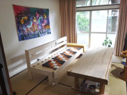 河津町にあるKajikaen - Vacation STAY 57948vの絵画のある部屋のテーブルとベンチ