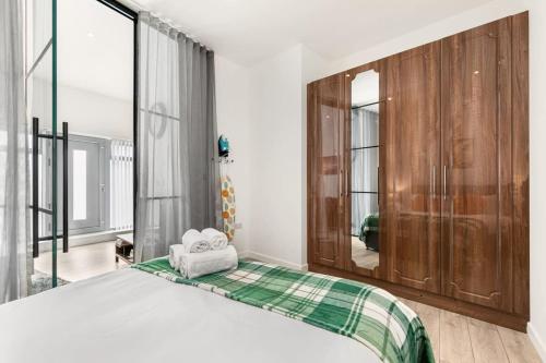 um quarto com uma cama com duas toalhas em Lovely 1 Bedroom Apartment in Woking Centre em Woking