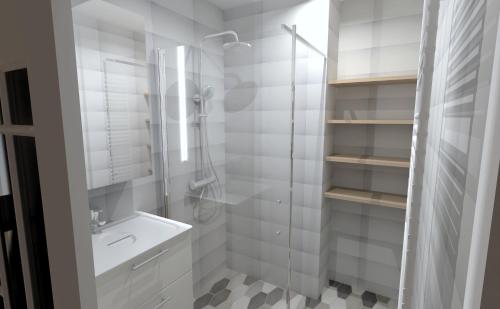 uma casa de banho branca com um lavatório e um chuveiro em Maison de vacances à l'Ile d'Yeu - Les Genêts em Ker Pierre Borny