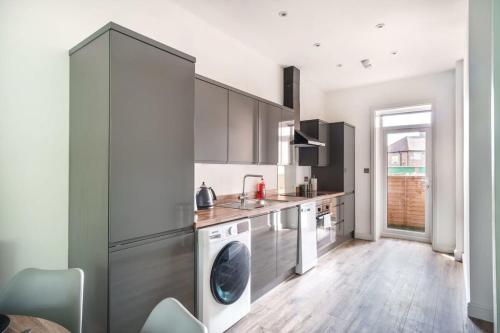 a kitchen with a washer and dryer at Spacious 3 Bed Apartment in Waterloo Liverpool in Waterloo
