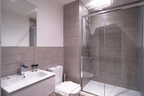 La salle de bains est pourvue d'une douche, de toilettes et d'un lavabo. dans l'établissement Lovely 1 Bedroom Apartment in Old Trafford, à Manchester