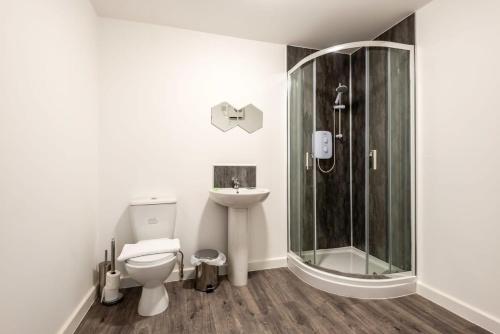 a bathroom with a shower and a toilet and a sink at Contemporary 1 Bed Apartment in Central Retford in Retford