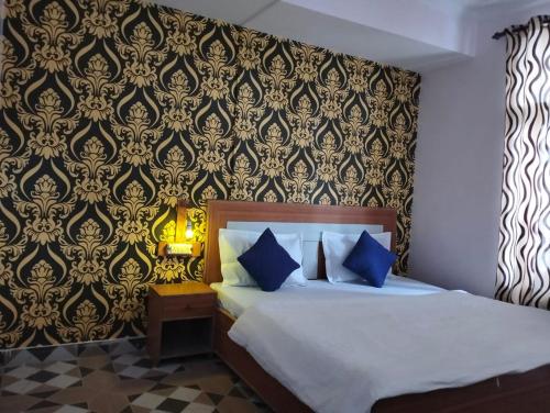 1 dormitorio con cama y papel pintado negro y dorado en Aman Inn, en Dharamshala