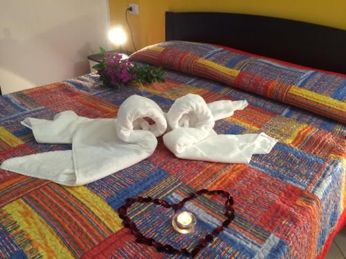 two swans made out of towels on a bed at Residence Le Azalee & SPA in Vercana