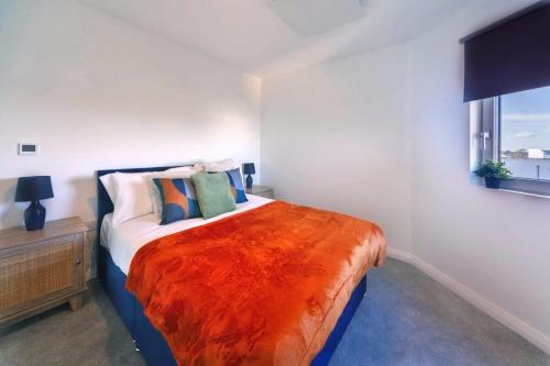 En eller flere senge i et værelse på Smart 1 Bedroom Apartment in Ashford