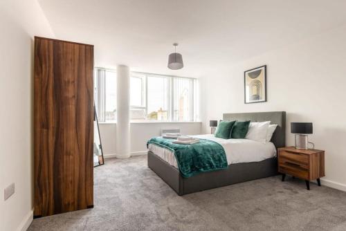 um quarto com uma cama e um armário de madeira em Stylish 1 Bed Apartment in Central Retford em Retford