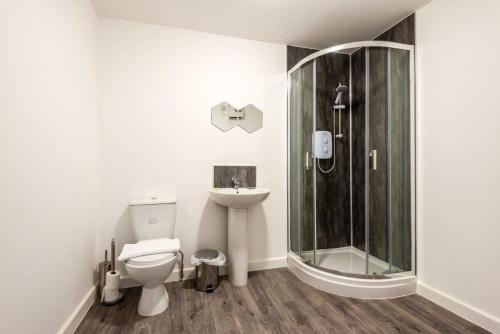 a bathroom with a shower and a toilet and a sink at Stylish 1 Bed Apartment in Central Retford in Retford