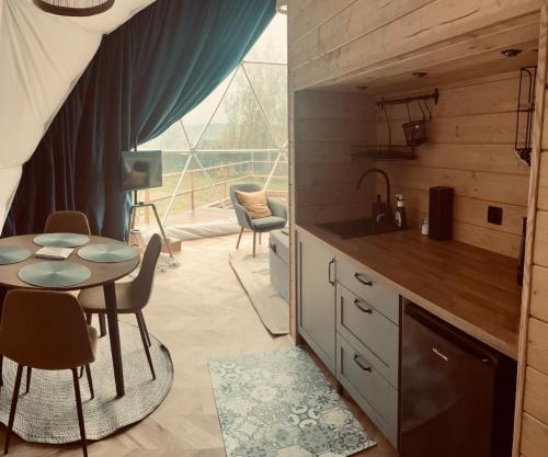 a kitchen with a table and a dining room at beGLAMP - narty, góry i Park Narodowy in Szczytna