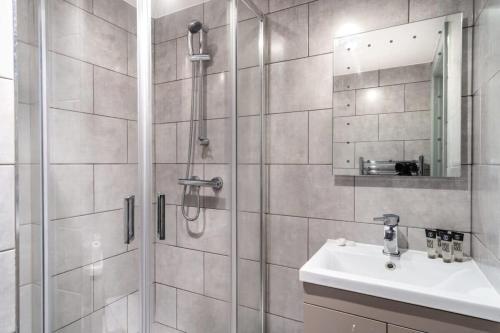 y baño con ducha y lavamanos. en Lovely 1 Bed Apartment in Central Blackburn en Blackburn