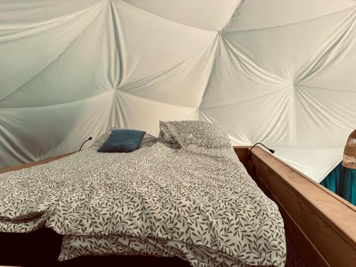 een slaapkamer met een bed in een tent bij beGLAMP - narty, góry i Park Narodowy in Szczytna