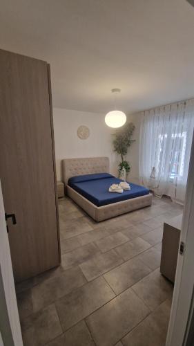 Un pat sau paturi într-o cameră la Costa rooms apartament