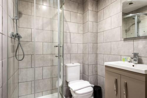 Ένα μπάνιο στο Centrally Located 1 Bed Budget Flat in Halifax