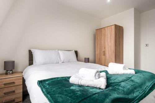 1 dormitorio con 1 cama grande y toallas. en Modern 1 Bed Budget Apartment in Central Halifax en Halifax