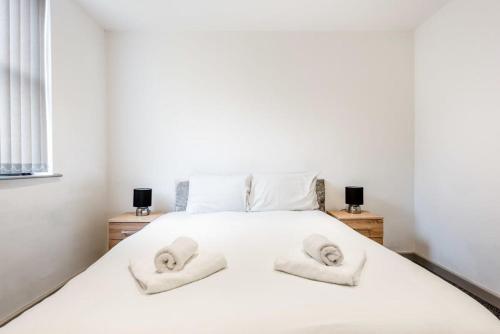 Contemporary 1 Bed Budget Flat in Central Halifax tesisinde bir odada yatak veya yataklar