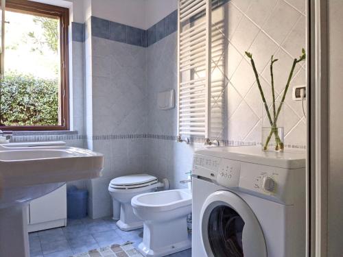a bathroom with a washing machine and a toilet at La casa sul lago in Trevignano Romano