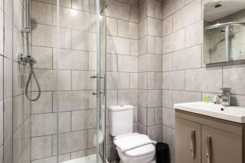 y baño con ducha, aseo y lavamanos. en Smart 1 Bed Budget Apartment in Central Halifax en Halifax