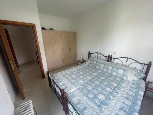 um quarto com uma cama com uma colcha em Centrum Almyrida Apt em Almirída