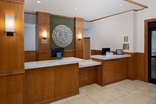 una sala de espera con 2 escritorios y 2 ordenadores portátiles en Fairfield Inn & Suites San Angelo, en San Angelo