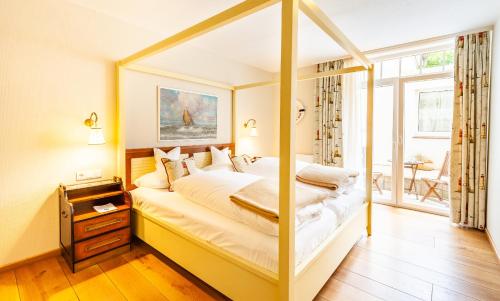 a large mirror in a bedroom with a bed at Hotel Friese-up AnnerSiet- in Norderney